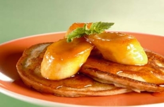 Waffles de linaza y miel con plátano acaramelado